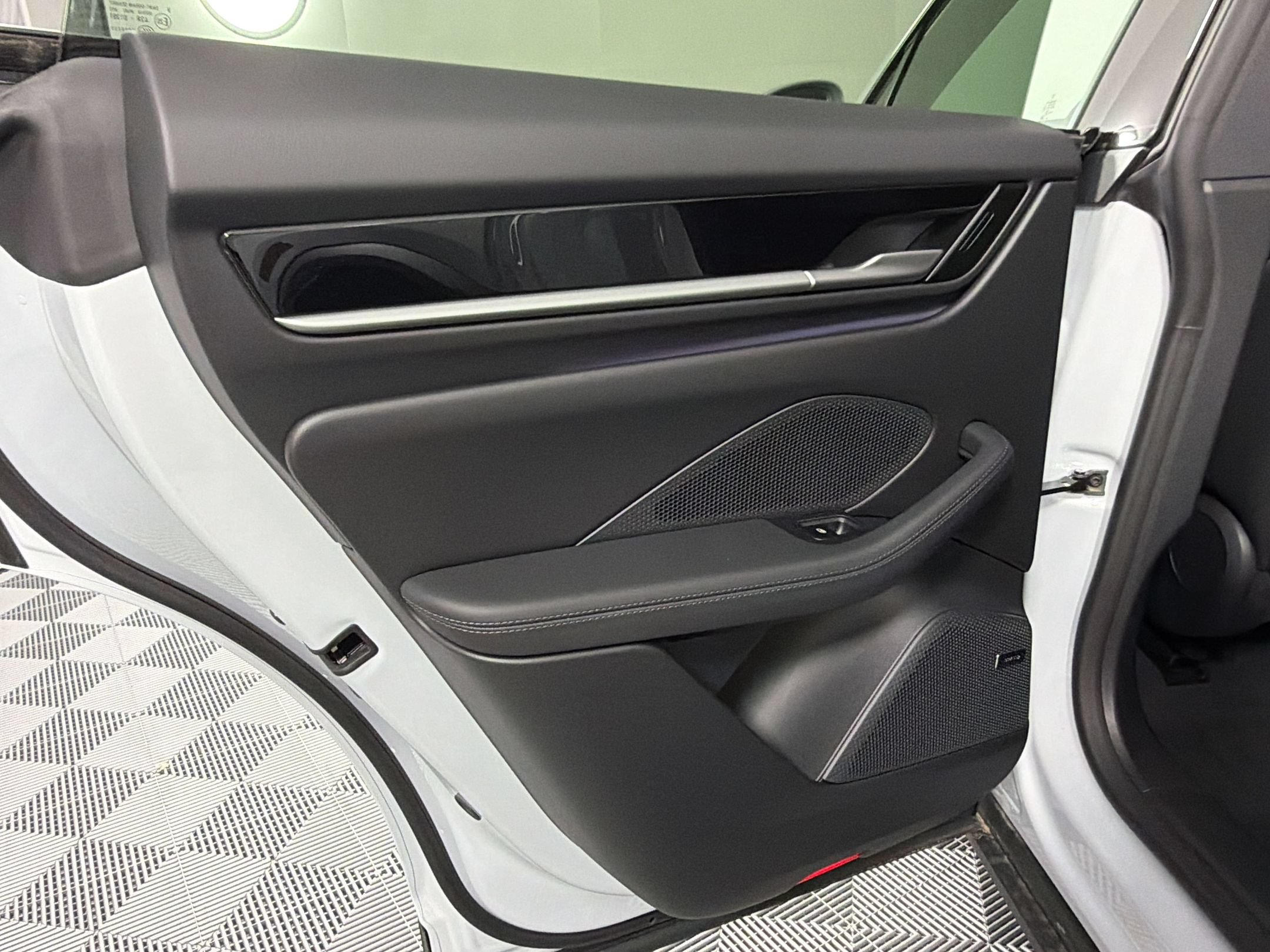 New 2026 Porsche Macan Electric RWD image 27