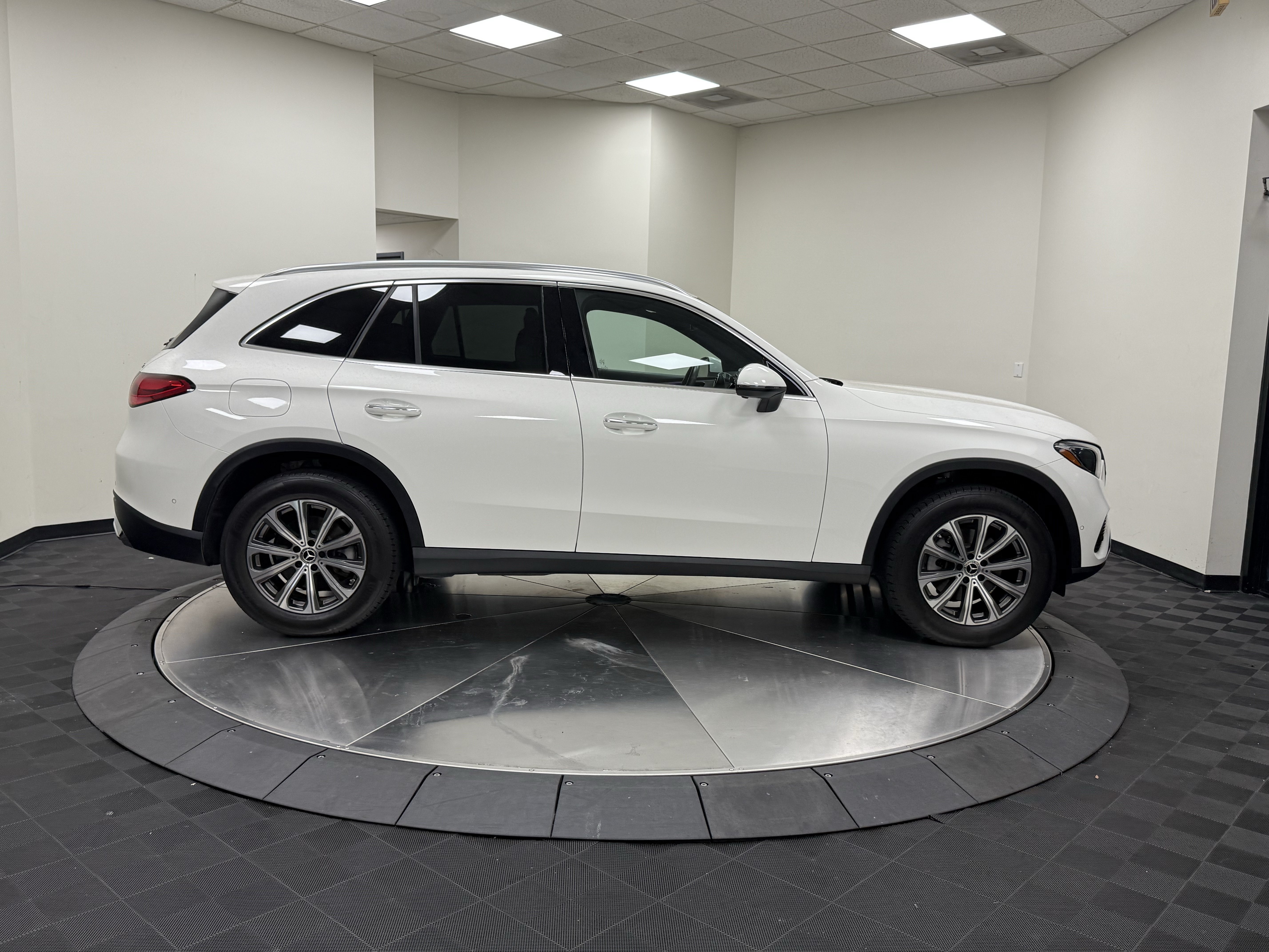 Used 2024 Mercedes-Benz GLC 300 4MATIC image 9