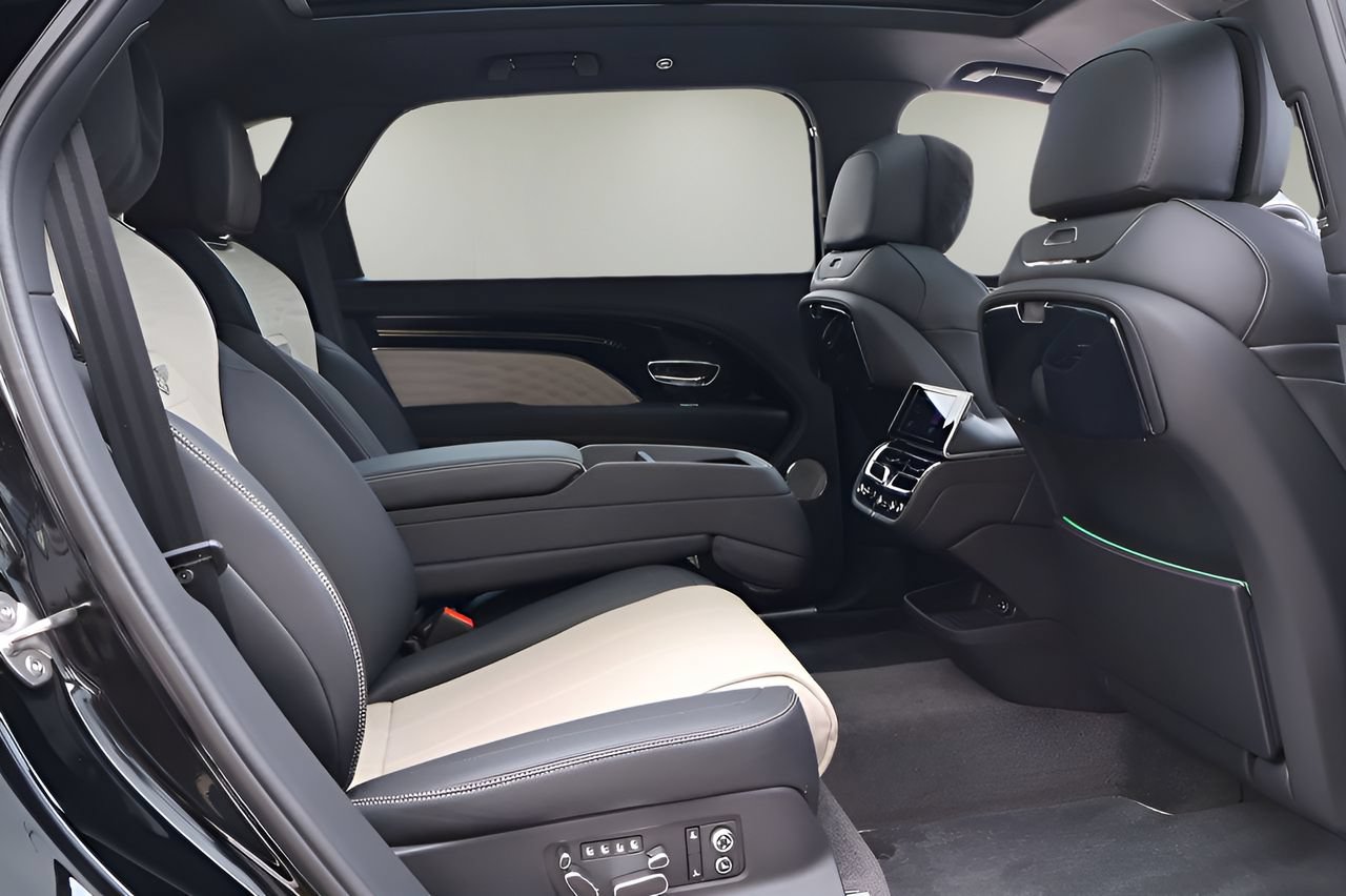 Used 2025 Bentley Bentayga Extended Wheelbase AWD/4WD image 23