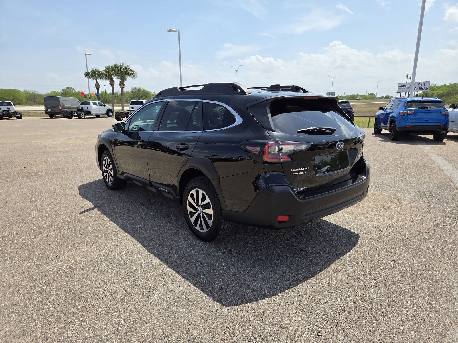 Used 2023 Subaru Outback Premium AWD/4WD image 5
