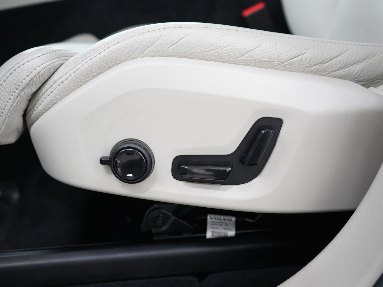 Used 2019 Volvo XC60 T6 Momentum w/ Multimedia Package image 29