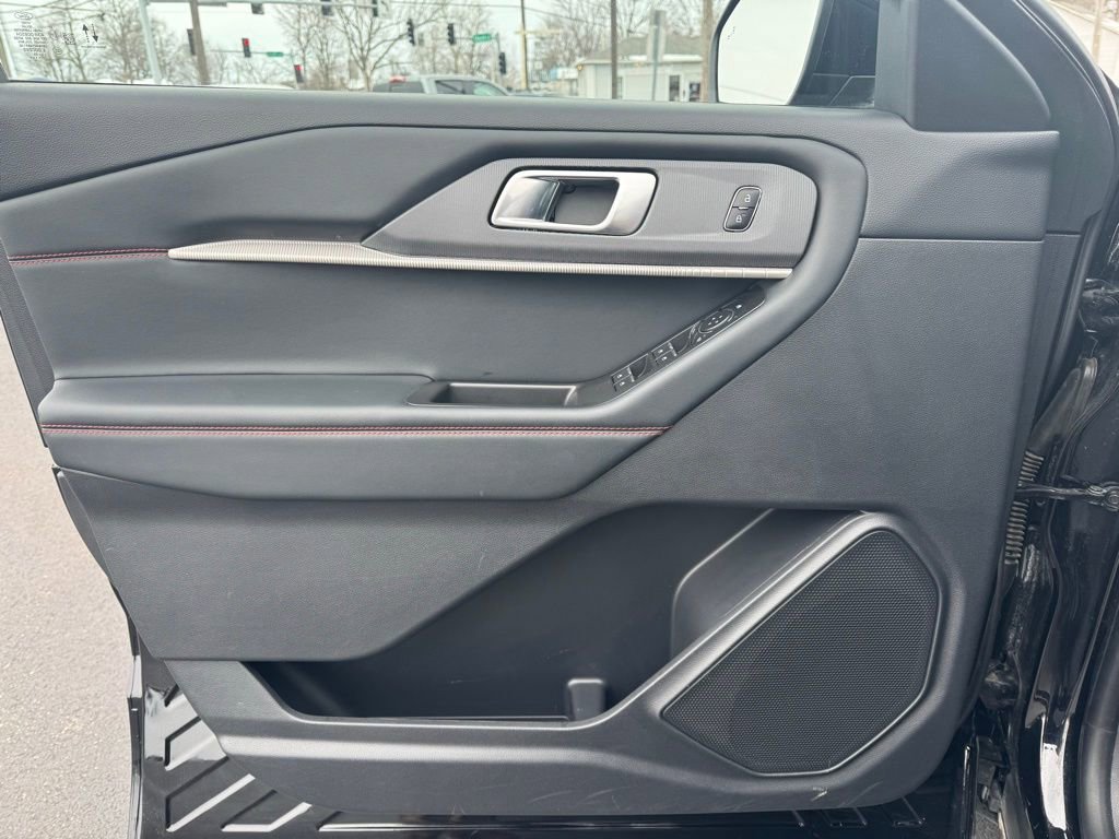 Used 2025 Ford Explorer ST-Line w/ ST-Line Street Pack image 2