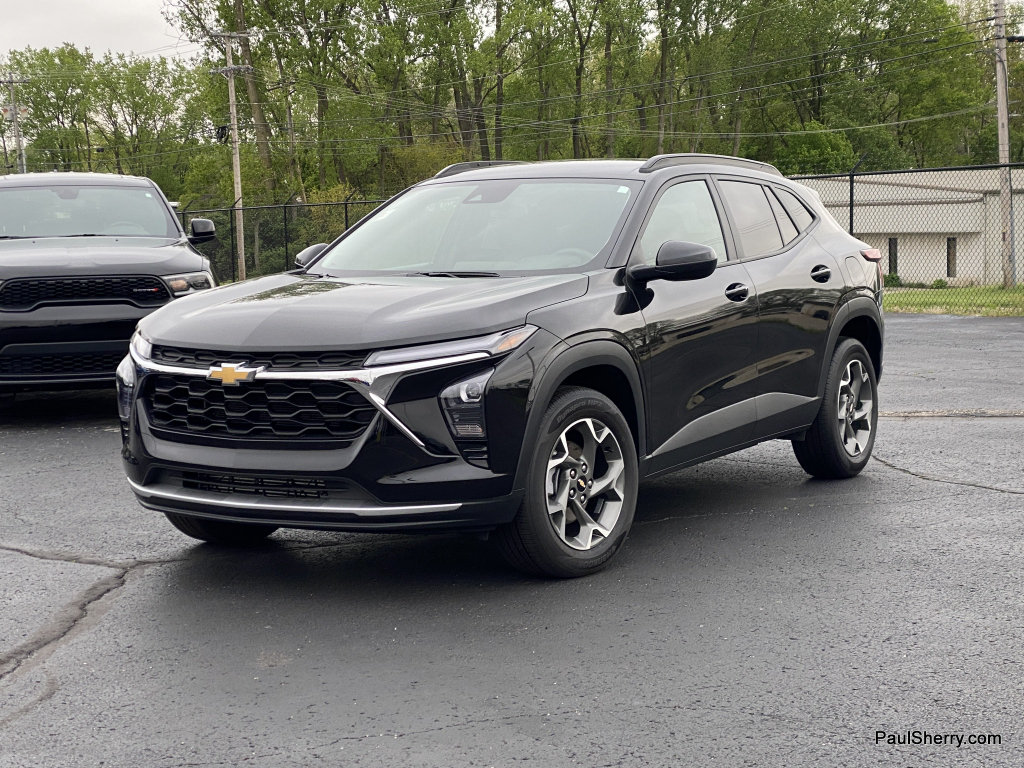 Used 2025 Chevrolet Trax LT w/ LT Convenience Package FWD image 3