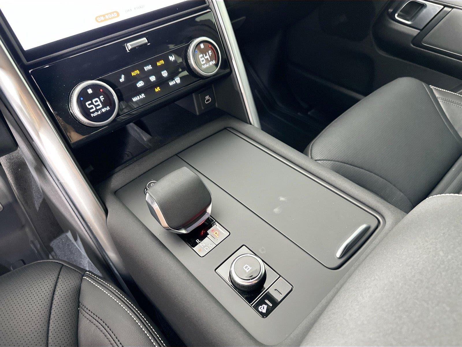 Certified 2025 Land Rover Discovery Dynamic SE AWD/4WD image 14