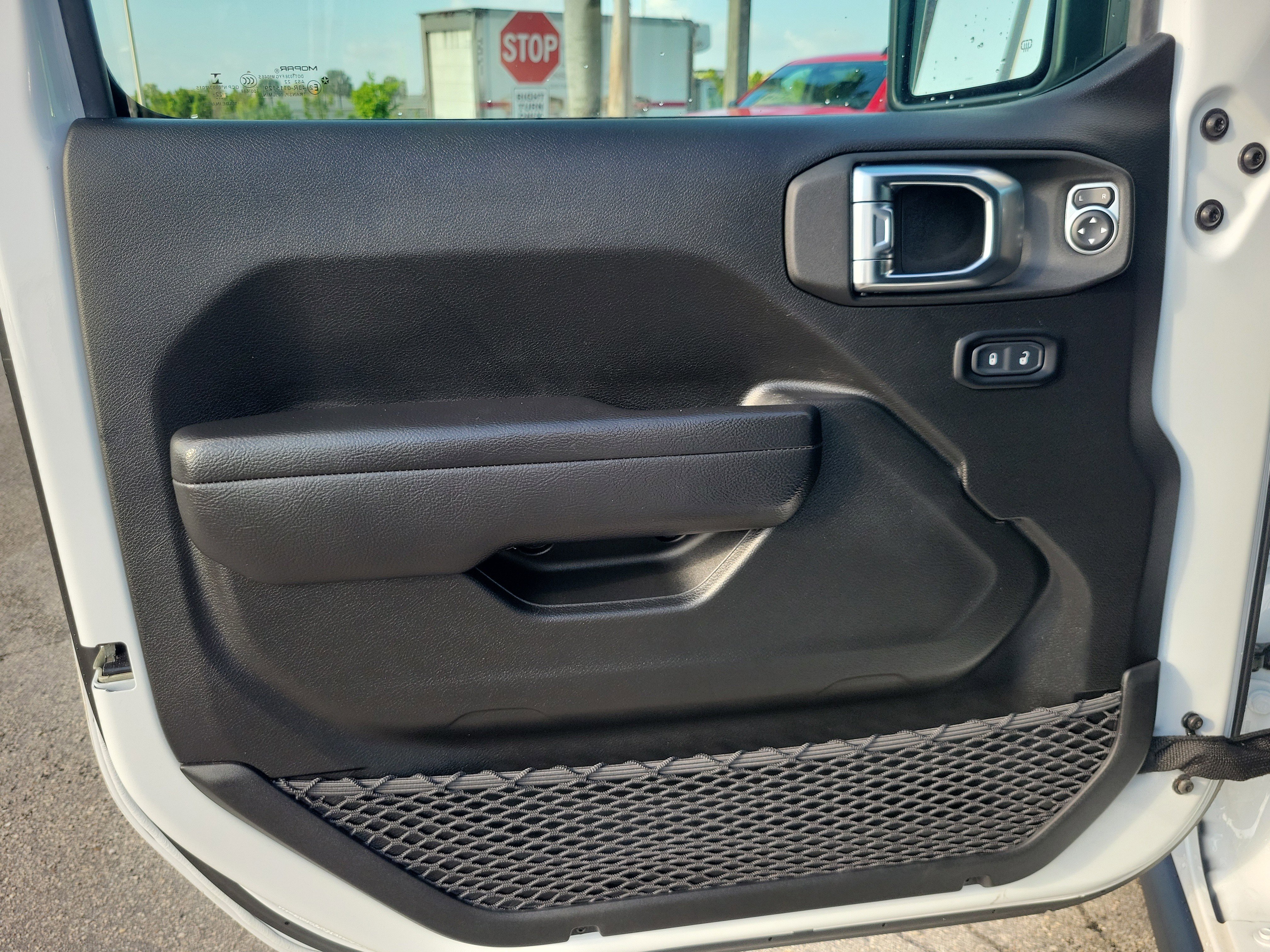 Used 2023 Jeep Wrangler Unlimited w/ Sun & Screen Package image 23