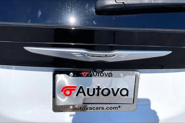 Used 2022 Chrysler Voyager LX image 32