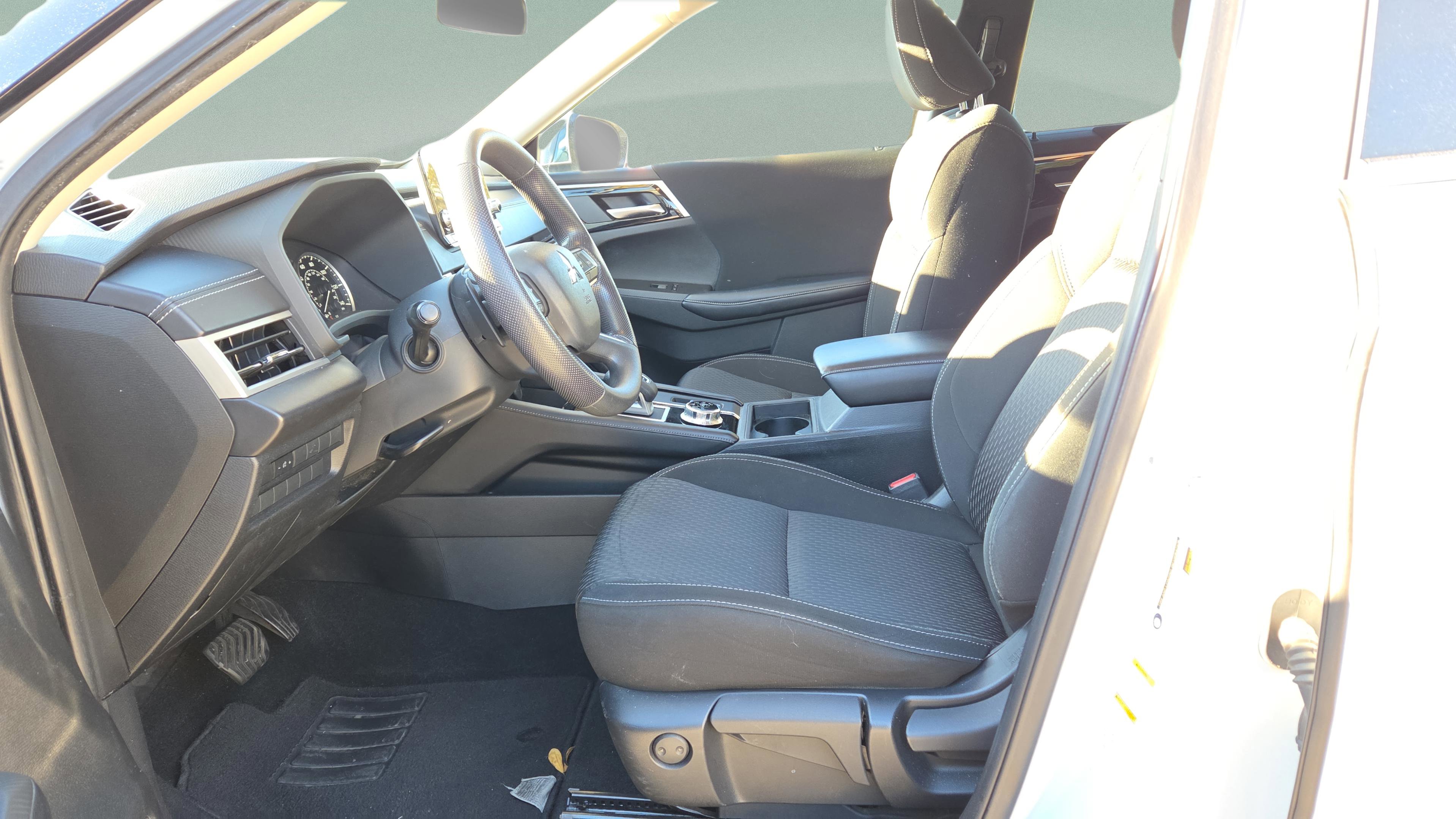 Used 2022 Mitsubishi Outlander ES image 10