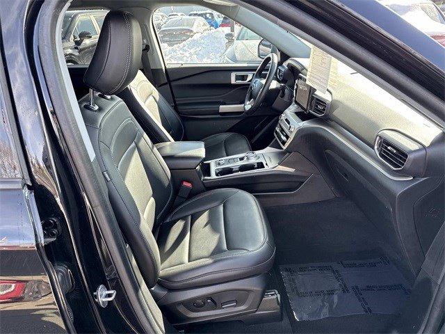 Used 2022 Ford Explorer XLT w/ Equipment Group 202A image 9