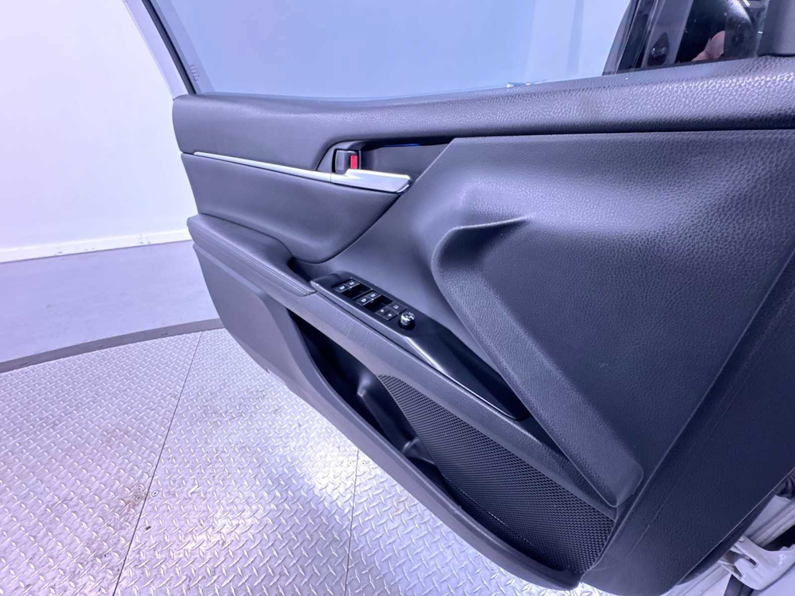 Used 2019 Toyota Camry XSE w/ Navigation Package FWD image 32