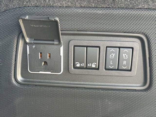 Used 2025 Cadillac Escalade ESV Sport Platinum AWD/4WD image 13