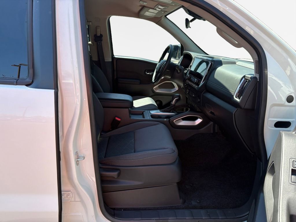Used 2025 Nissan Frontier SV image 24