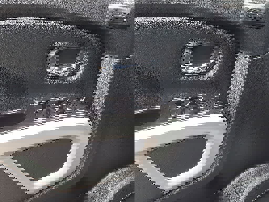 Used 2021 Nissan Titan SL w/ Moonroof Package image 10