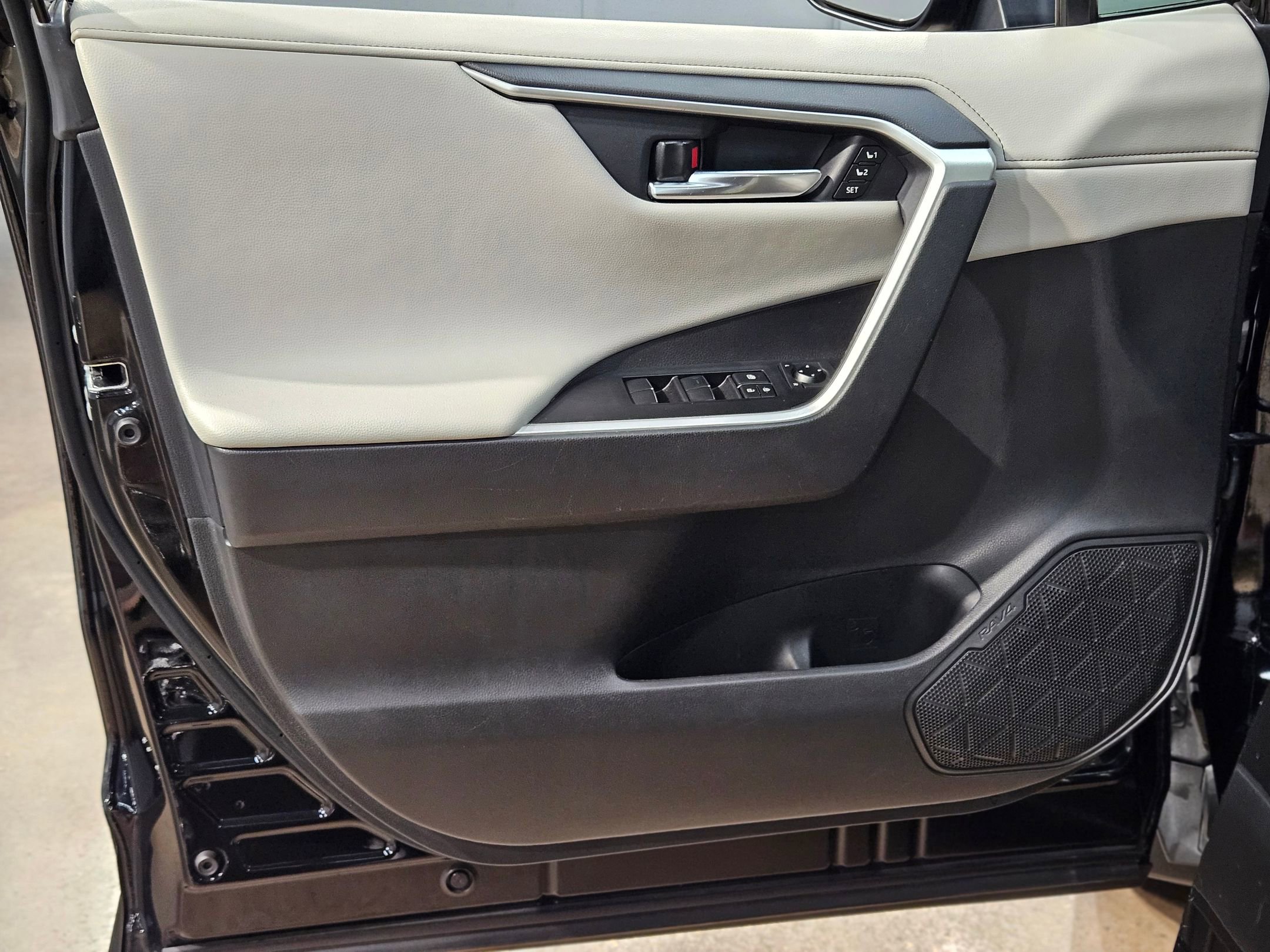 Used 2020 Toyota RAV4 Limited image 20