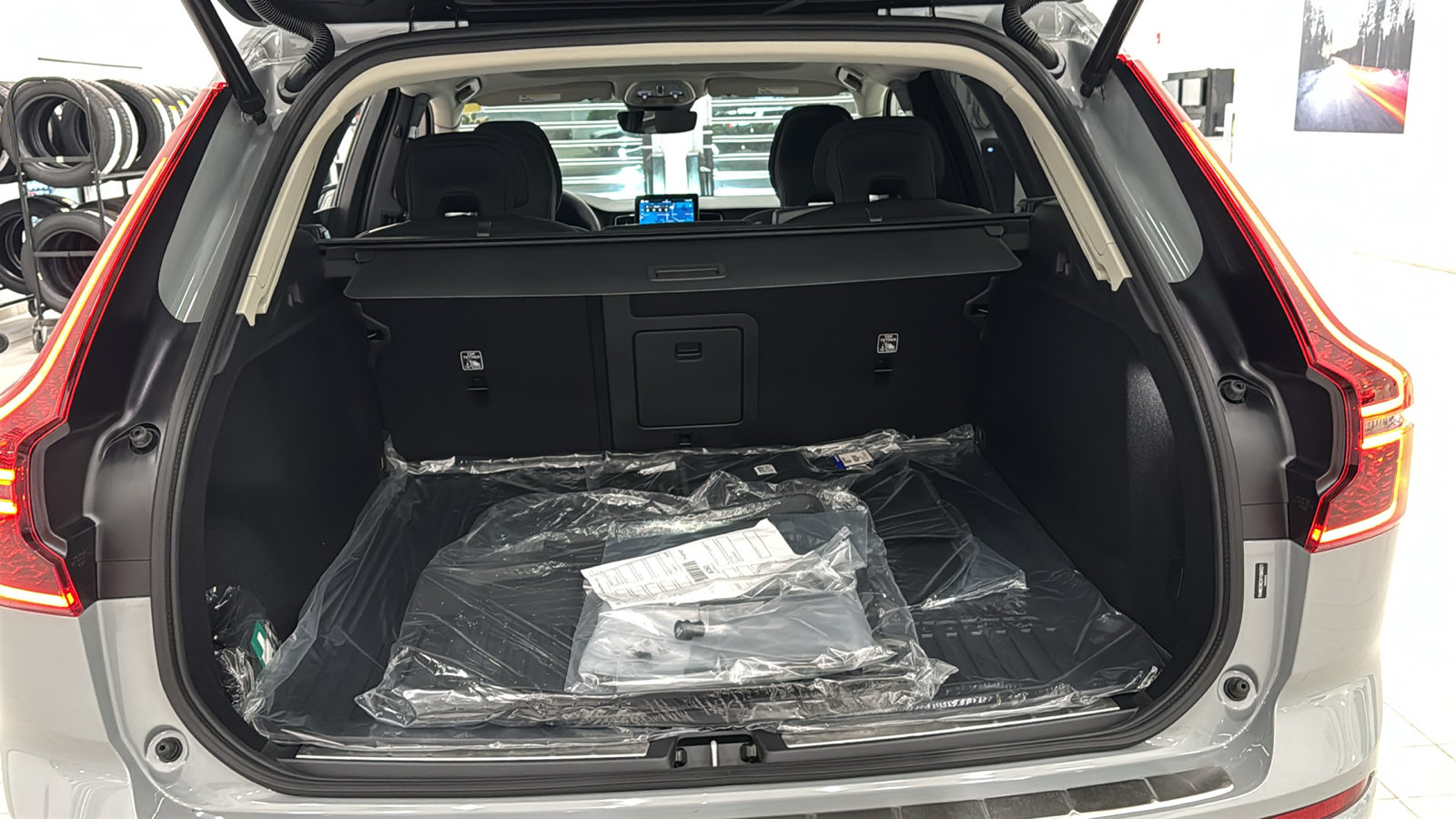 New 2027 Volvo XC60 B5 Plus AWD/4WD image 29