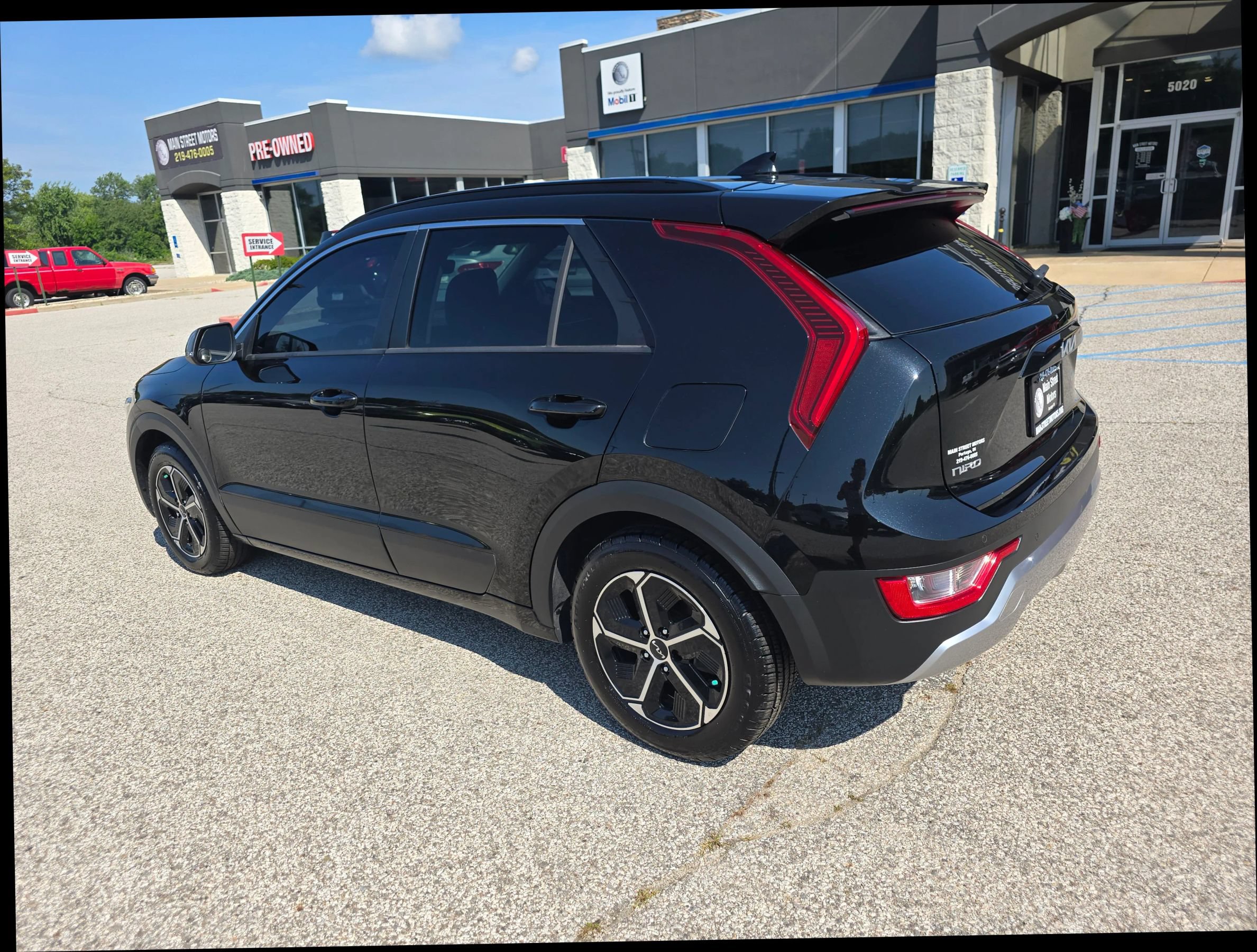 Used 2023 Kia Niro EX FWD image 2