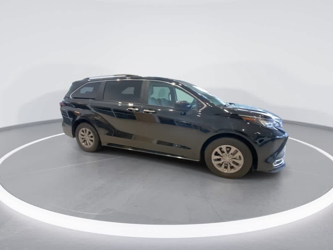 Used 2024 Toyota Sienna XLE AWD/4WD image 2