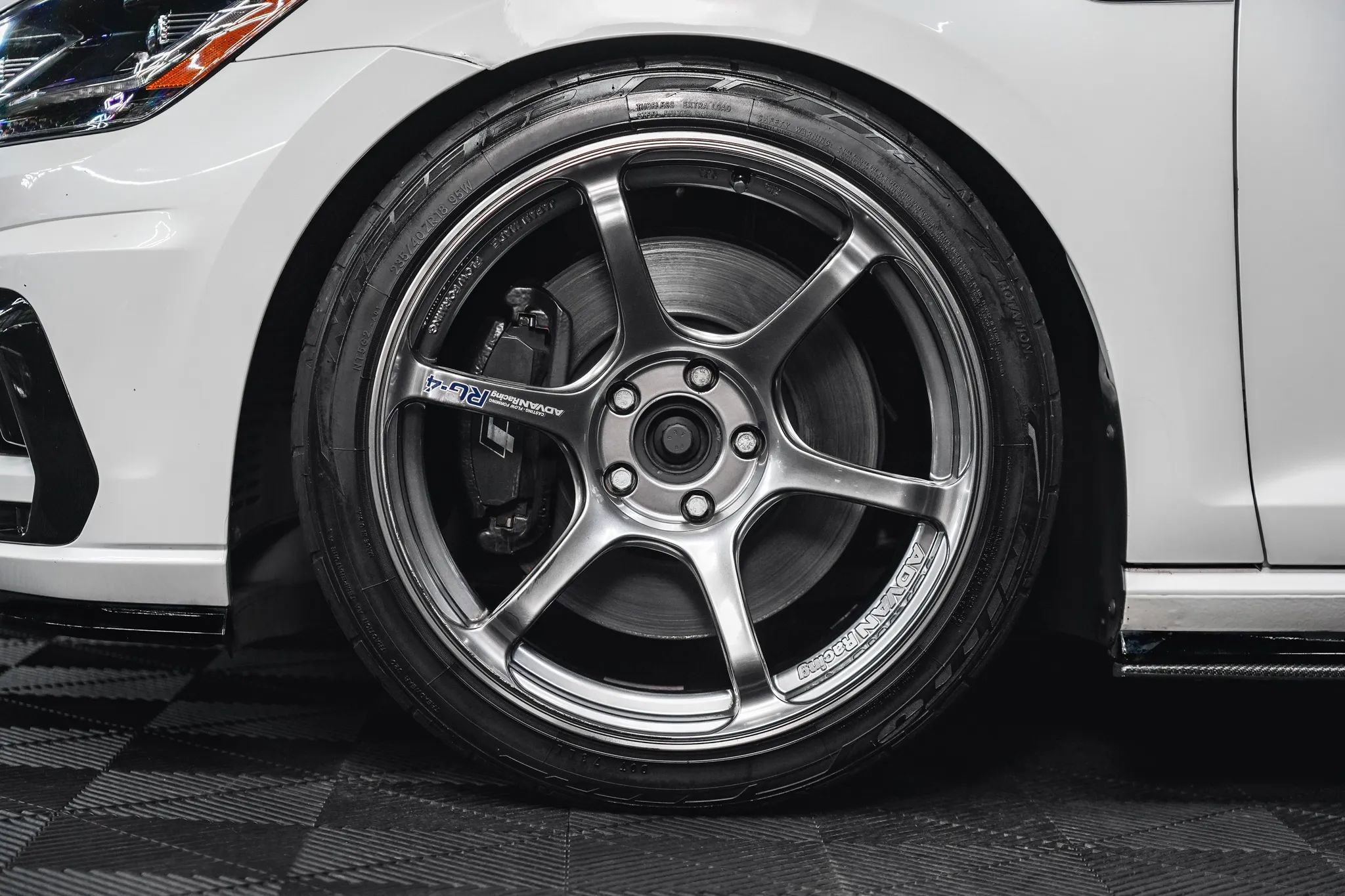 Used 2018 Volkswagen Golf R 4-Door image 17