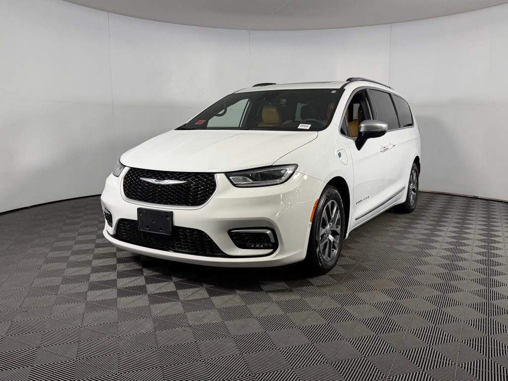 Used 2023 Chrysler Pacifica Pinnacle image 3