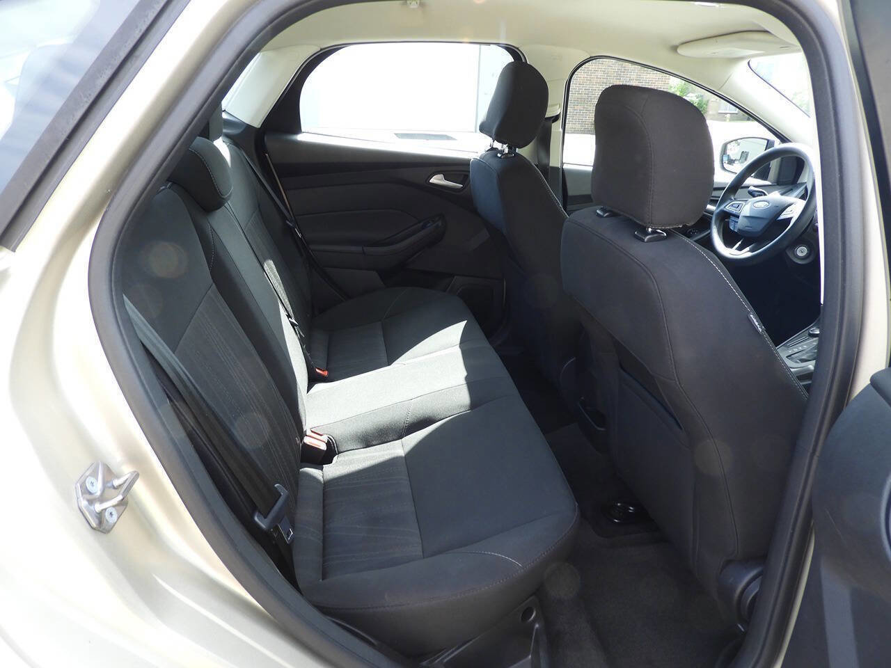 Used 2017 Ford Focus SE FWD image 28