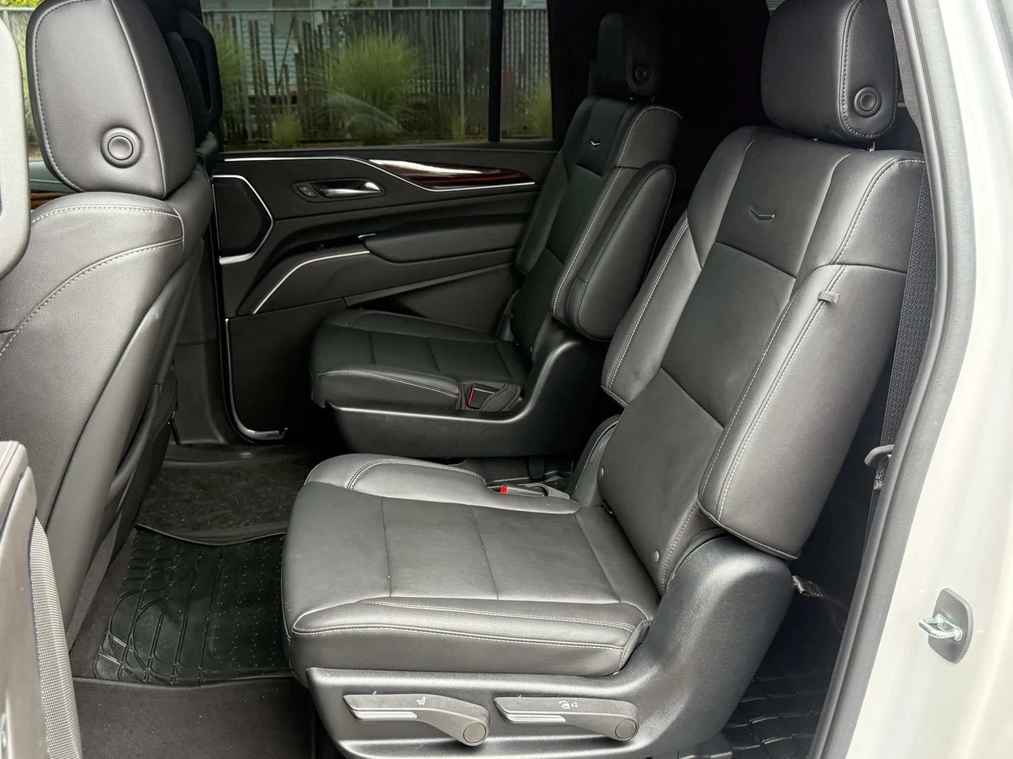 Used 2022 Cadillac Escalade ESV Luxury AWD/4WD image 30