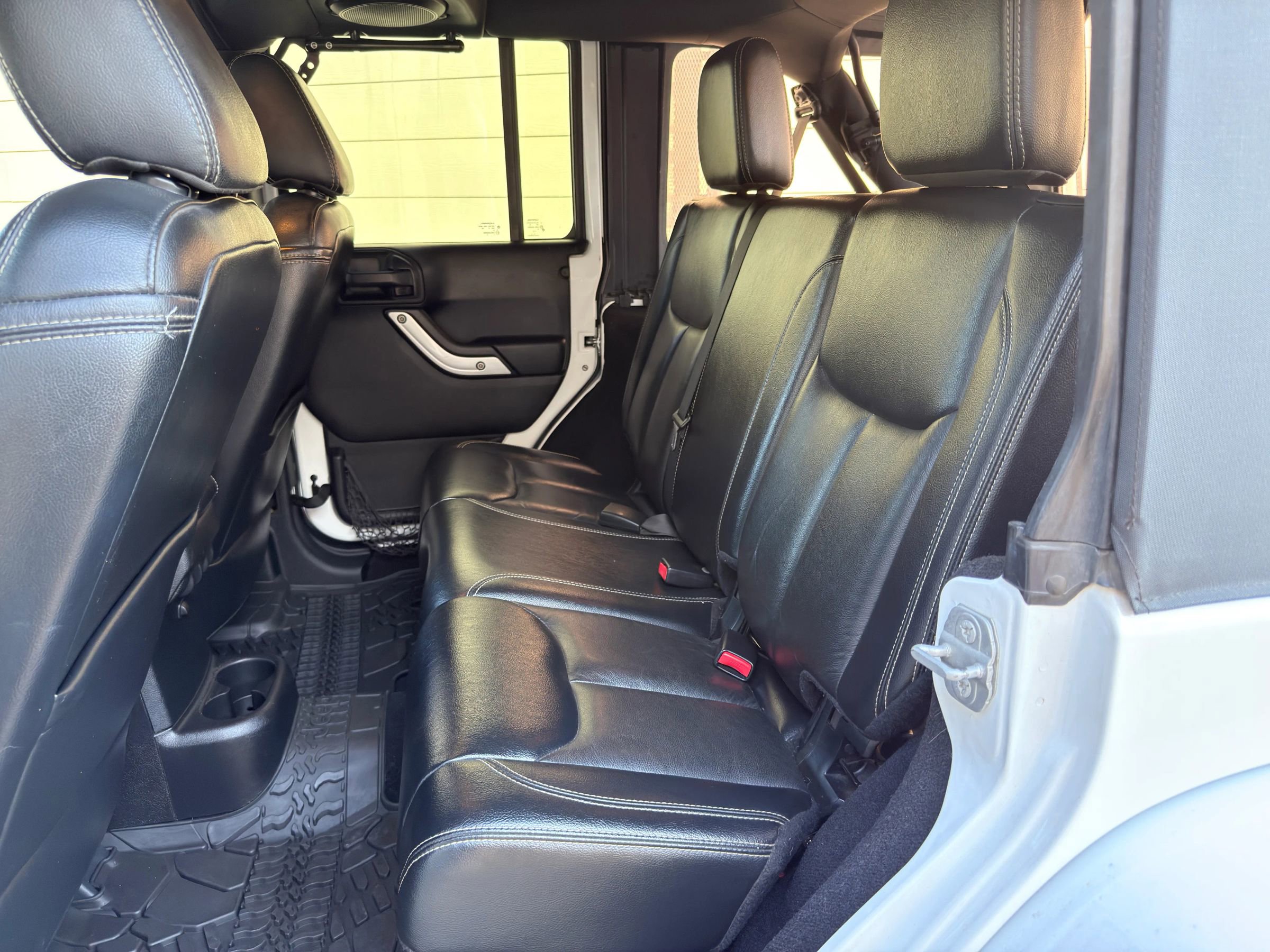 Used 2014 Jeep Wrangler Unlimited Rubicon image 16