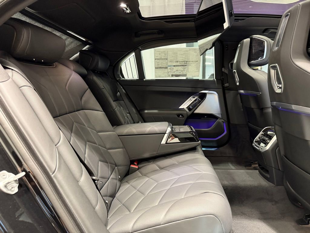 Used 2025 BMW i7 xDrive60 w/ Premium Package image 22