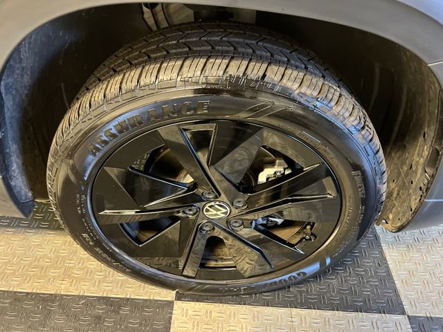 Certified 2025 Volkswagen Taos SE image 9