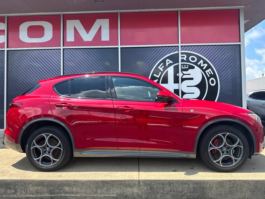 Used 2023 Alfa Romeo Stelvio Ti AWD/4WD image 4