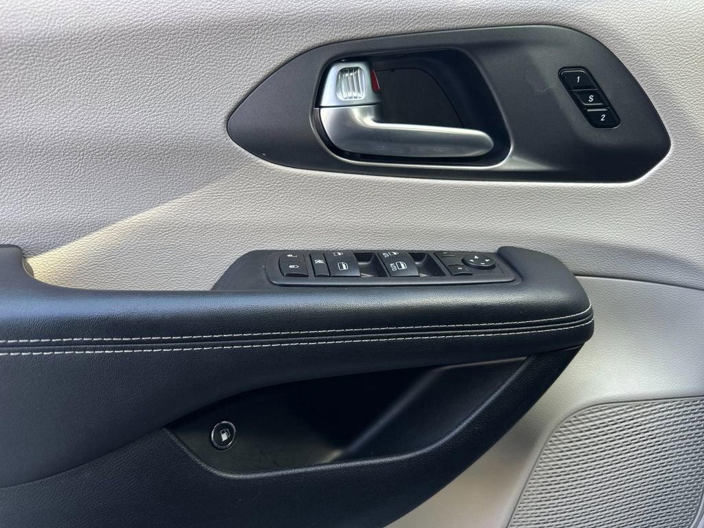 Used 2024 Chrysler Pacifica Select image 10