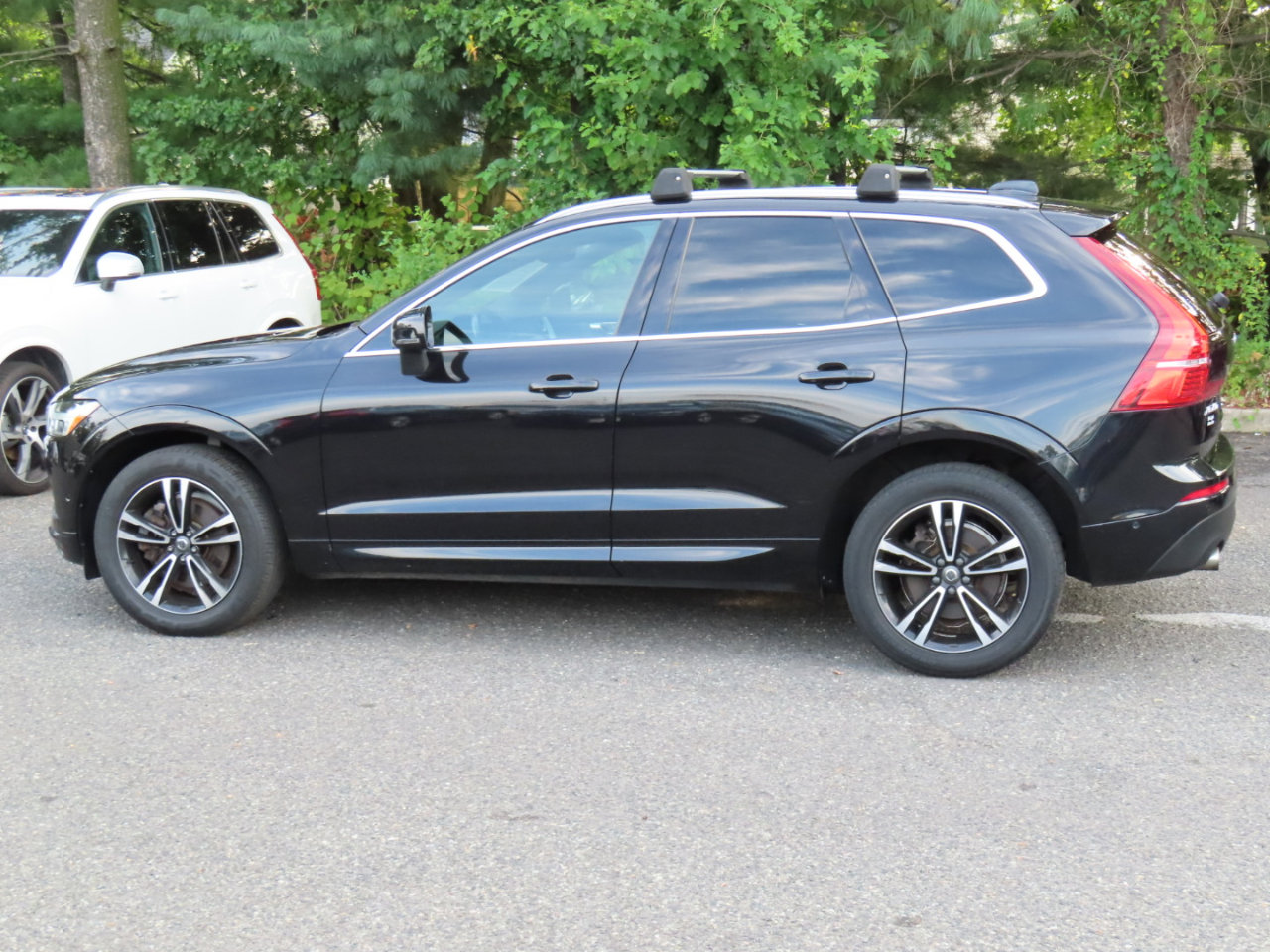 Used 2018 Volvo XC60 T6 Momentum w/ Convenience Package image 2