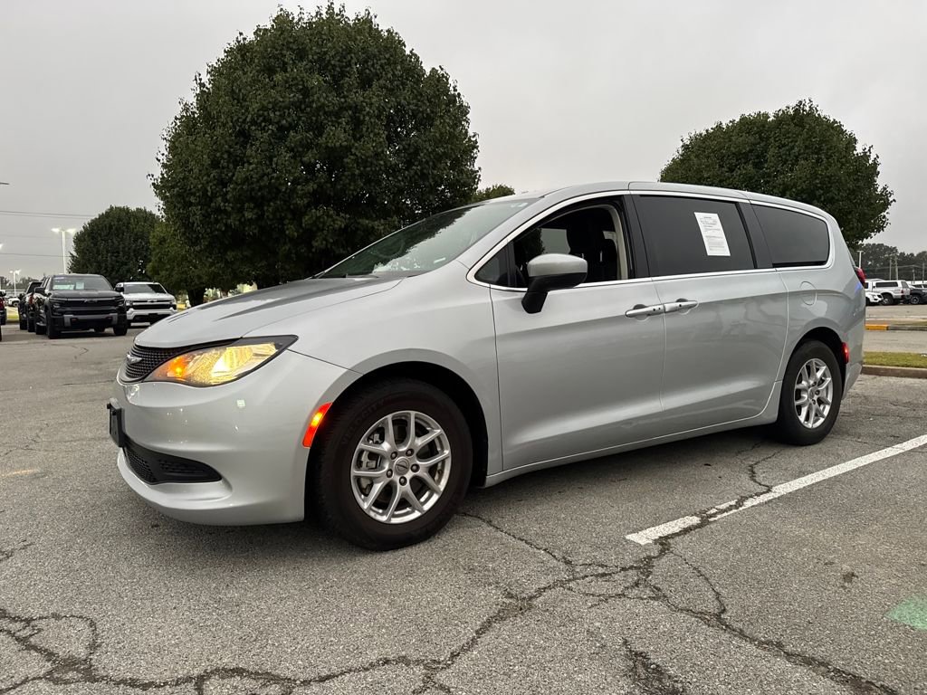 Used 2023 Chrysler Voyager LX image 1