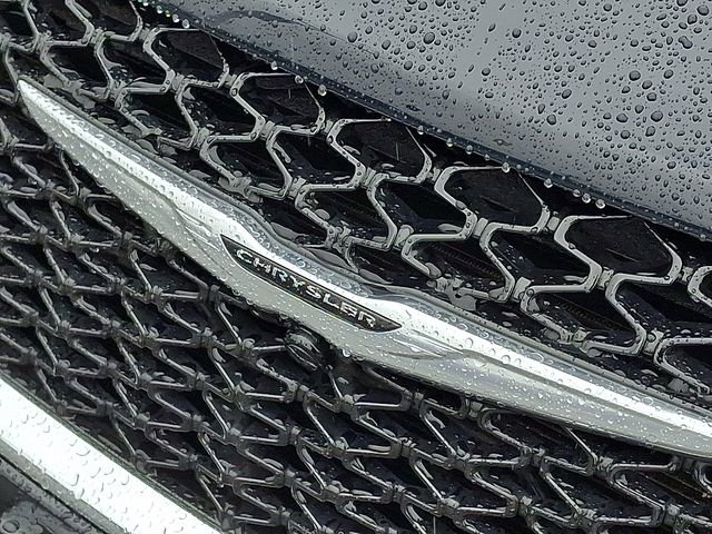 Used 2024 Chrysler Pacifica Touring-L image 27