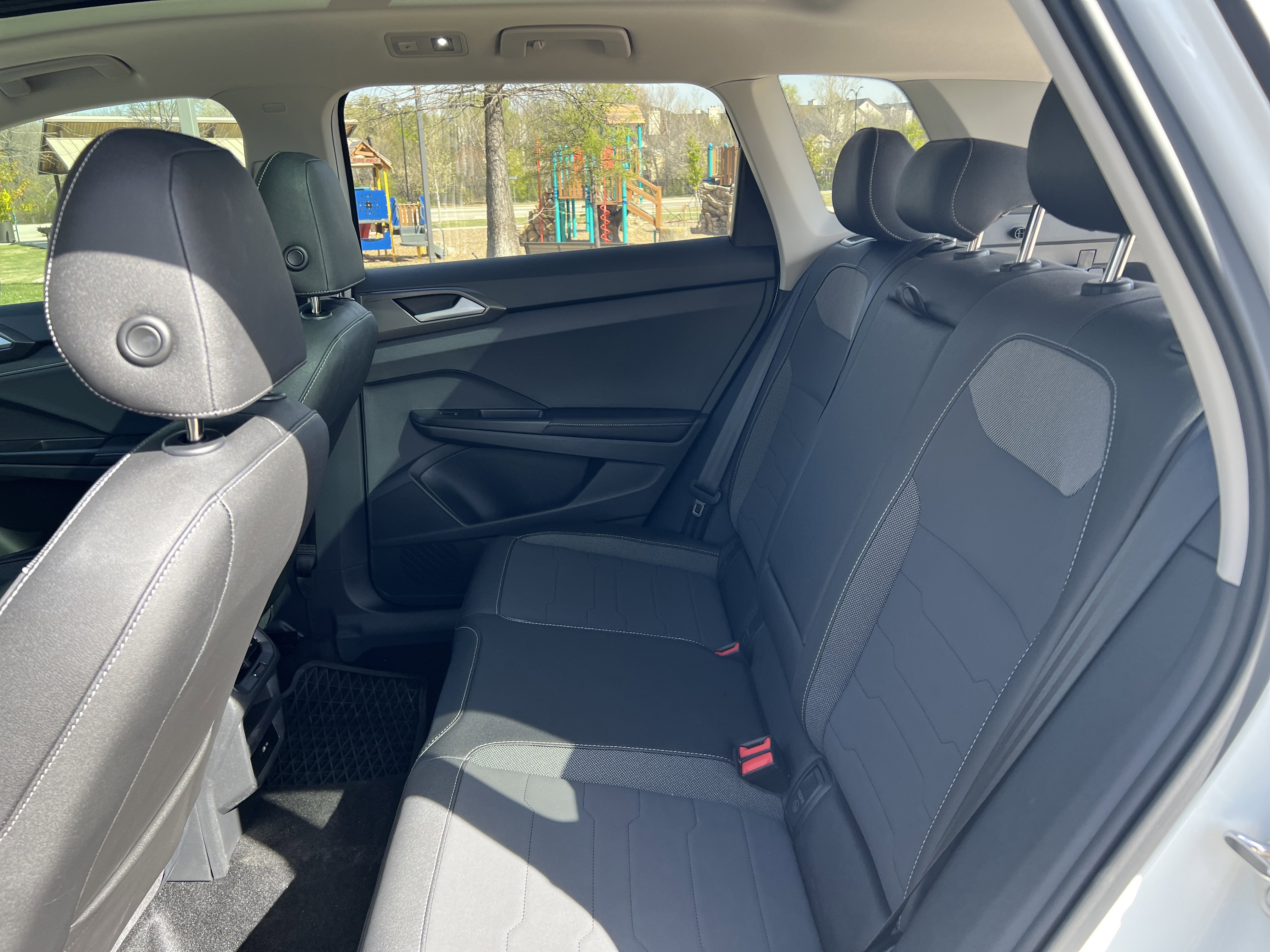 Certified 2025 Volkswagen Taos SE image 30