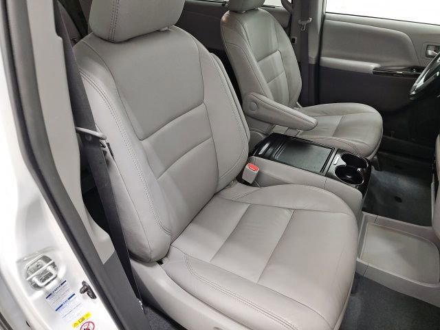Used 2019 Toyota Sienna XLE w/ XLE Navigation Package image 39