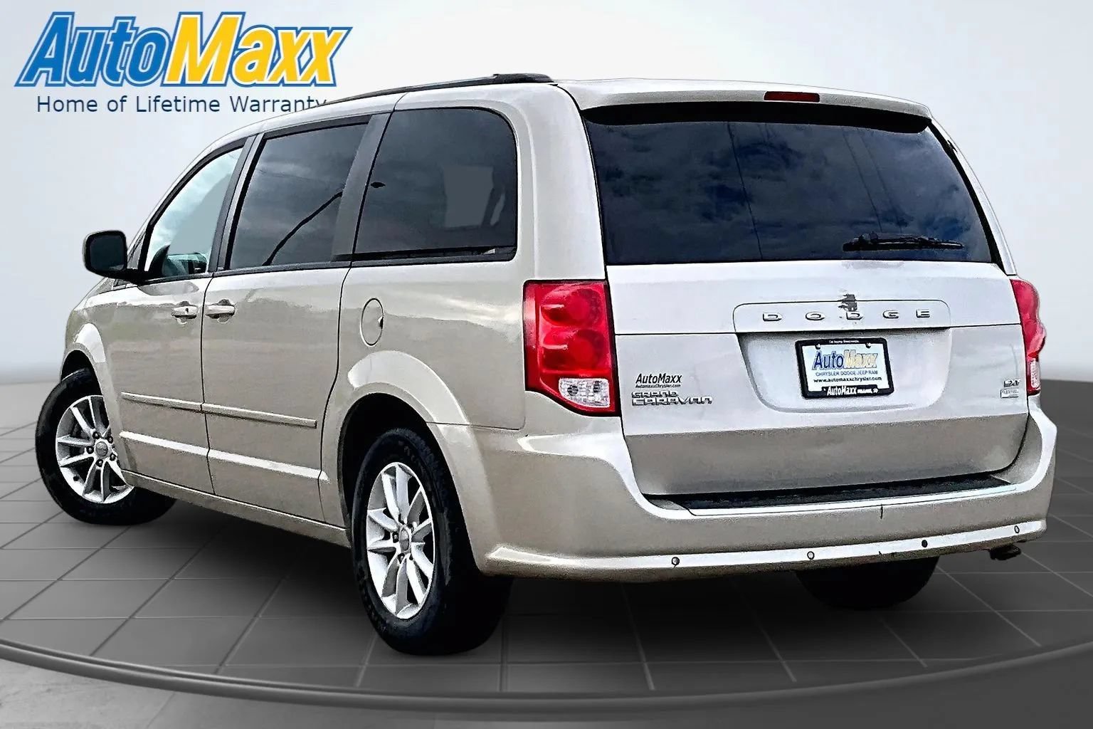 Used 2014 Dodge Grand Caravan SXT w/ Rear Park Assist Package FWD image 4