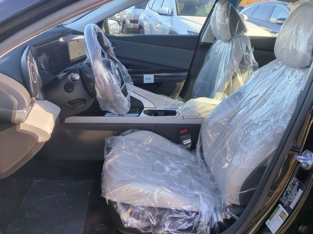 Certified 2025 Hyundai Elantra Limited FWD image 22