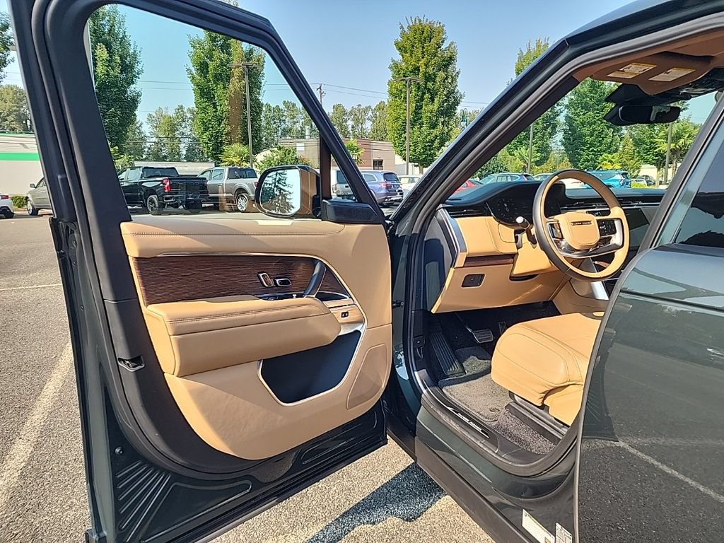 Certified 2025 Land Rover Range Rover Long Wheelbase SE AWD/4WD image 7