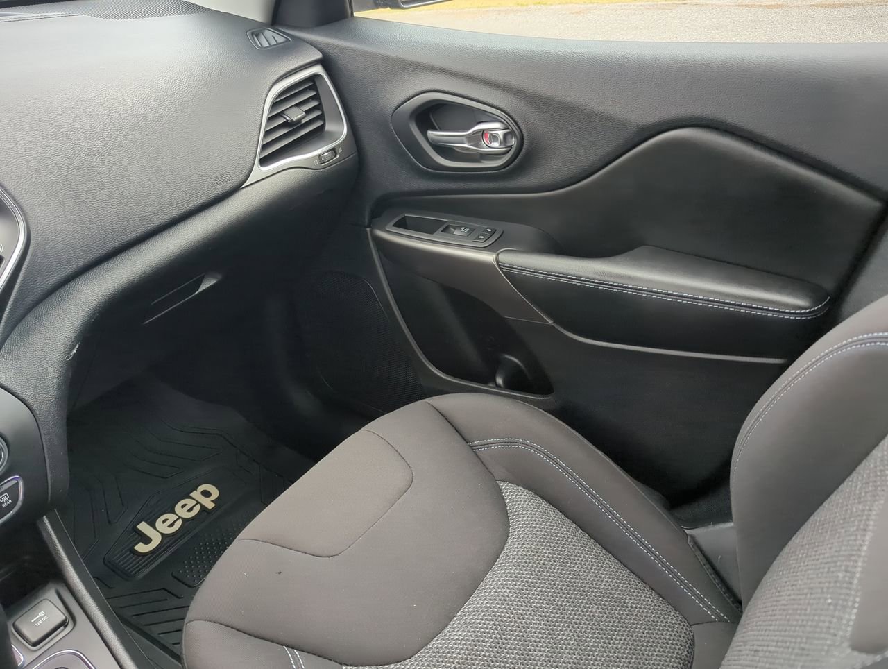 Used 2020 Jeep Cherokee Latitude FWD image 15