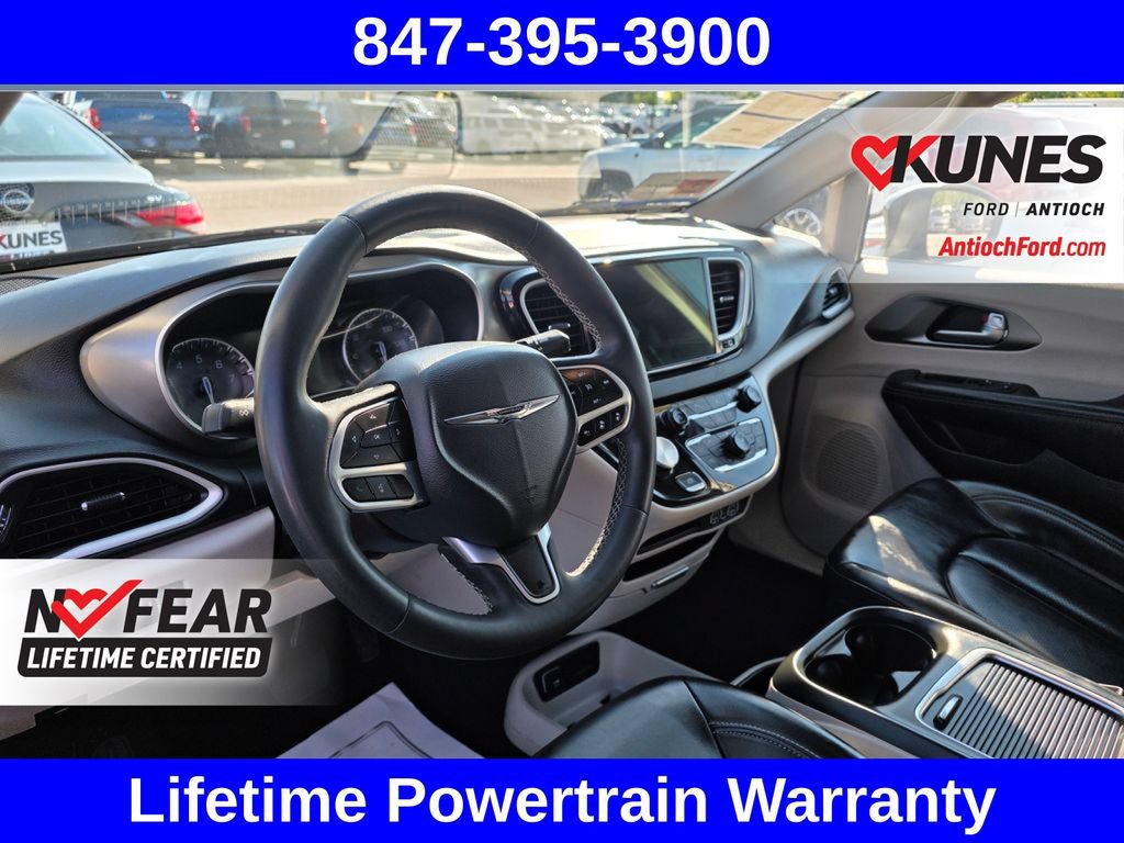Used 2023 Chrysler Pacifica Touring-L FWD image 17