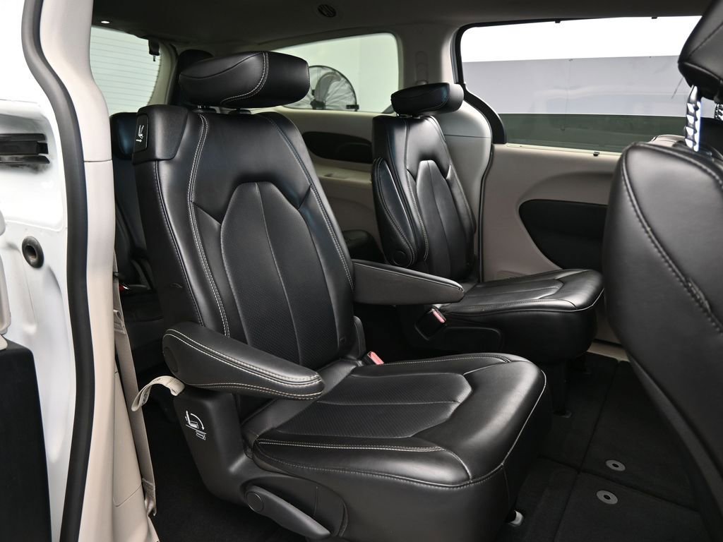 Used 2023 Chrysler Pacifica Touring-L image 41