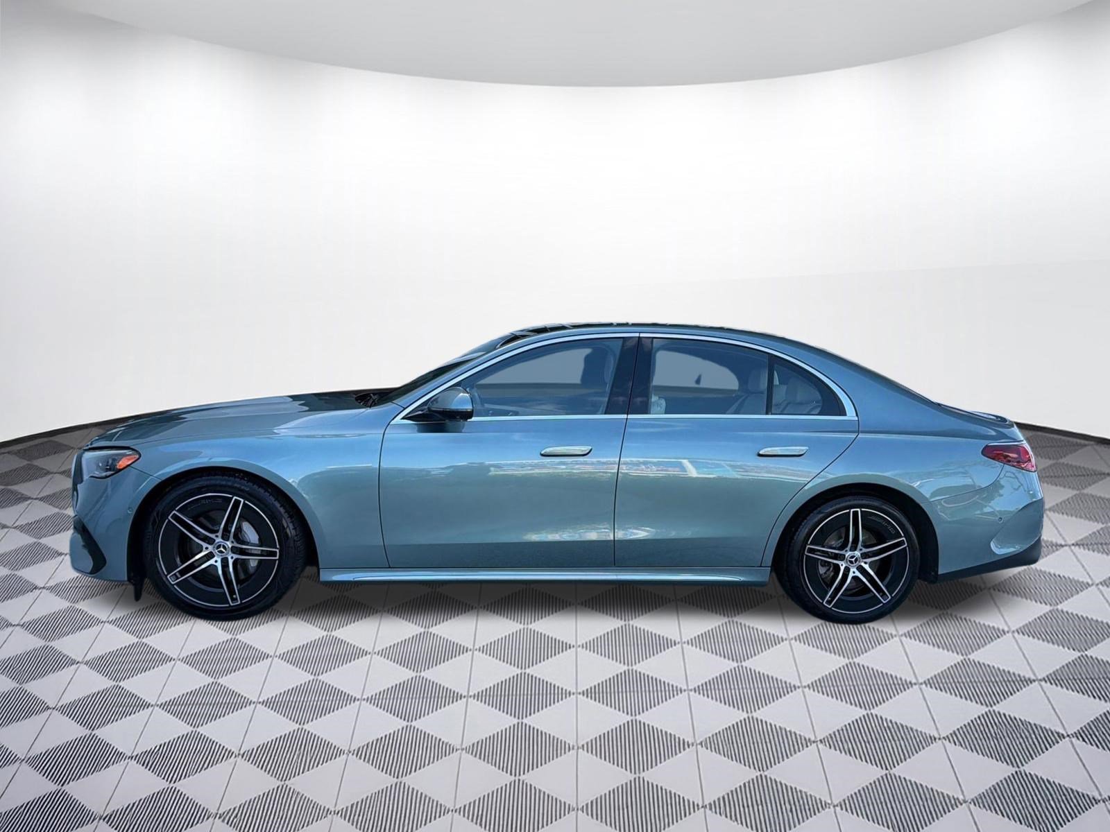 Used 2025 Mercedes-Benz E 350 Sedan image 2