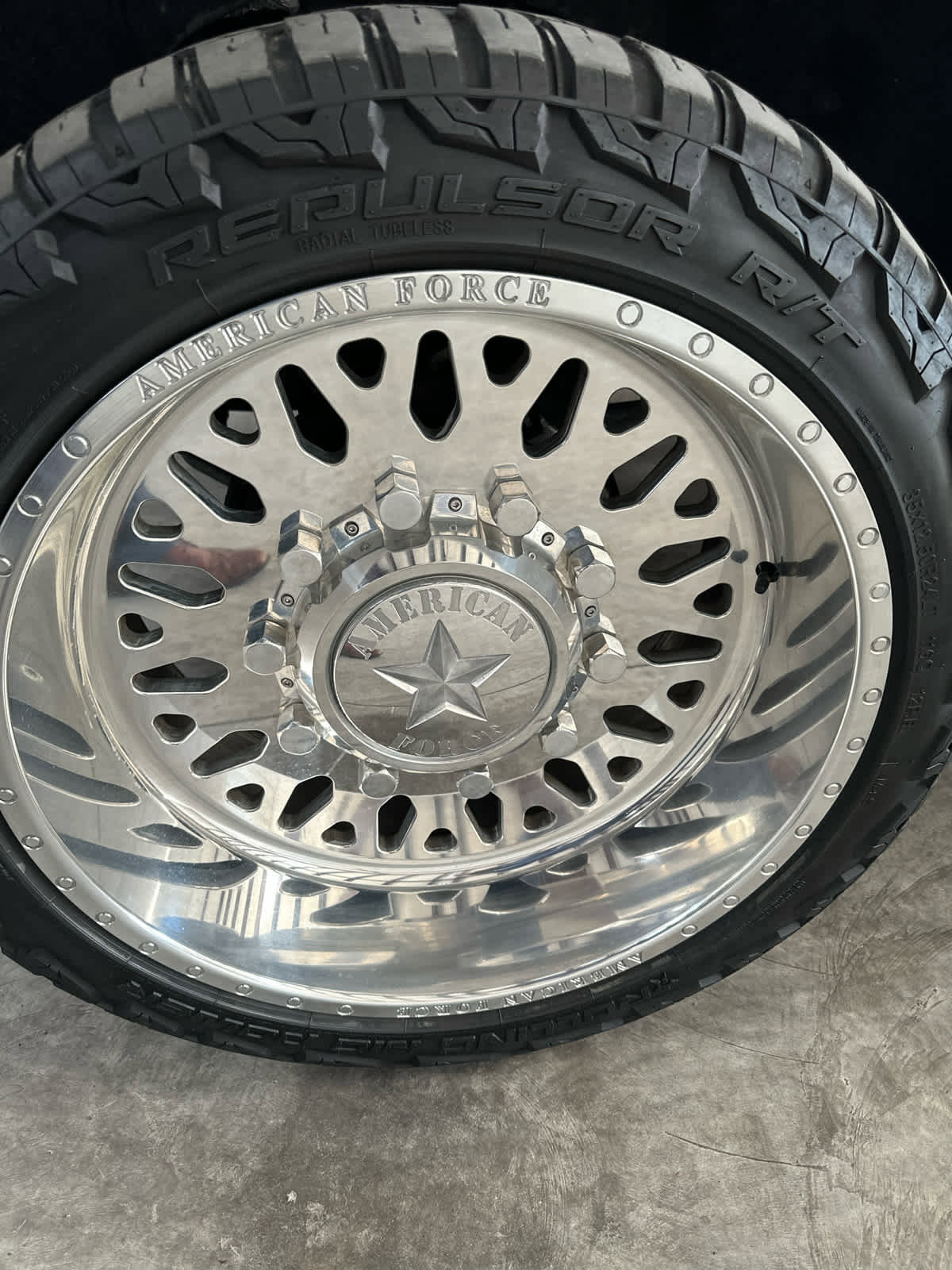 Used 2025 Chevrolet Silverado 3500 LTZ w/ LTZ Convenience Package image 9