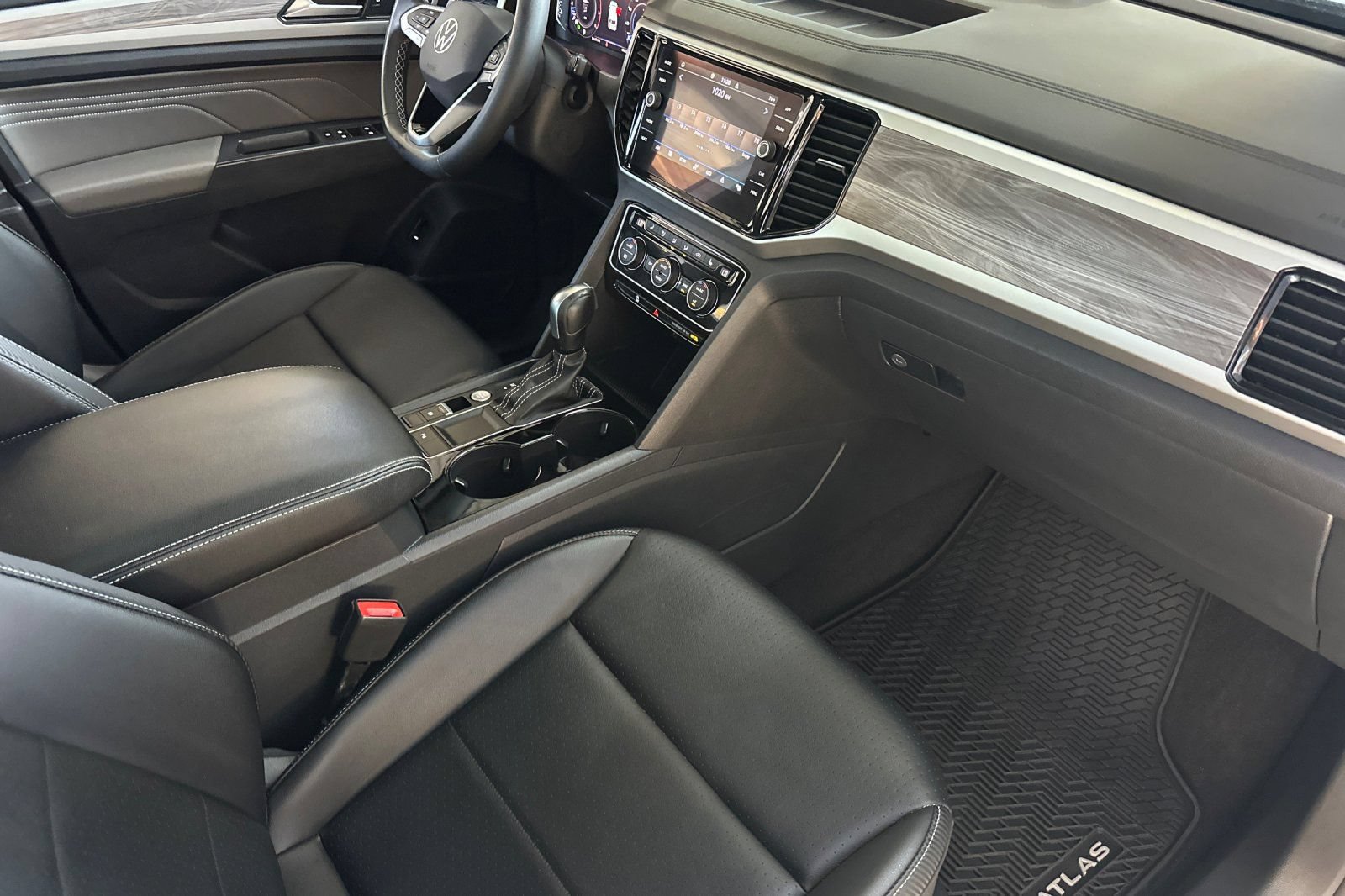Used 2022 Volkswagen Atlas Cross Sport SE w/ Panoramic Sunroof Package FWD image 16
