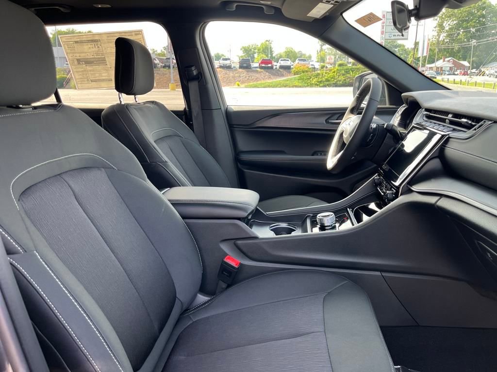 New 2025 Jeep Grand Cherokee L Laredo w/ Luxury Tech Group I image 15