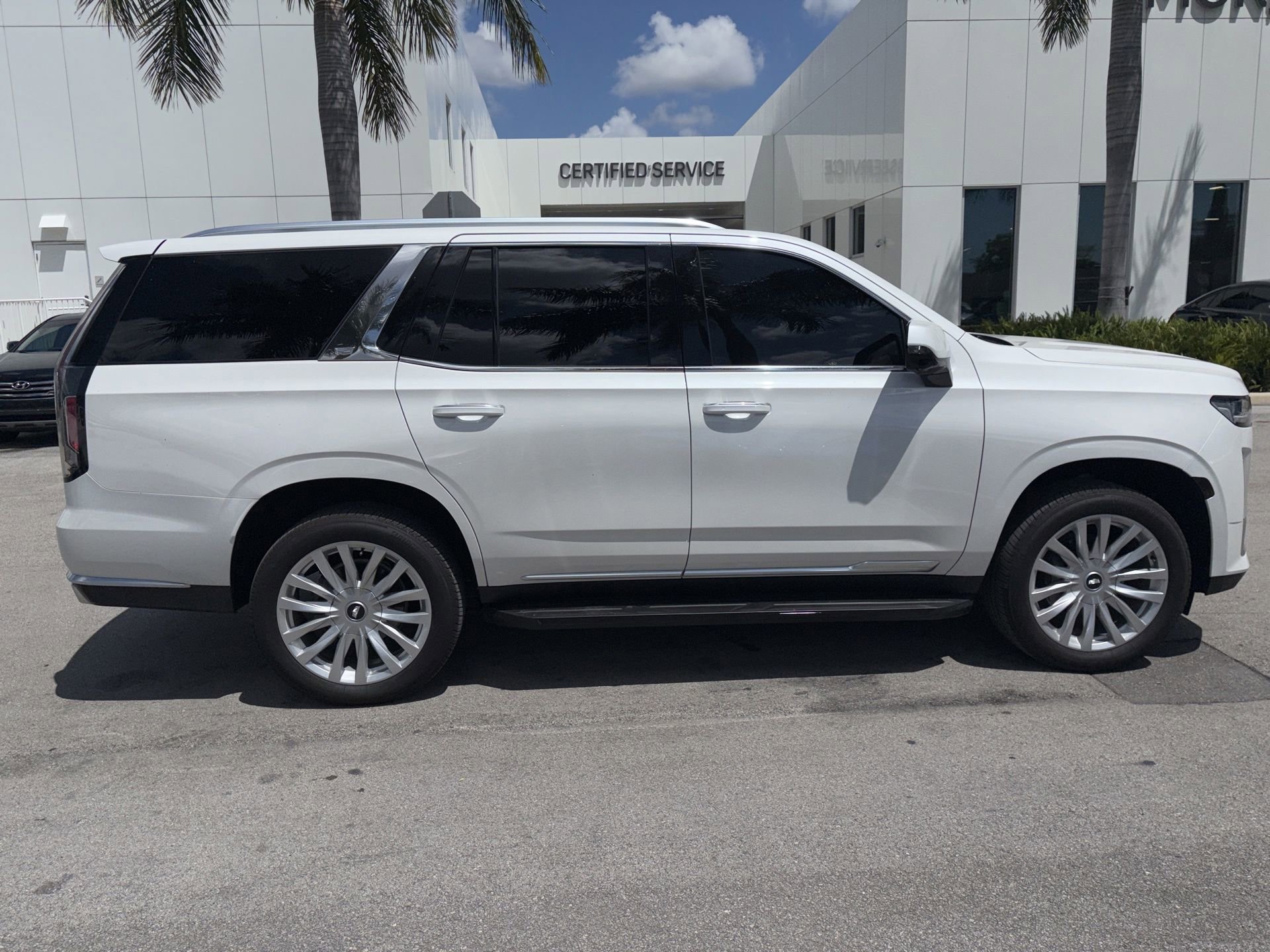 Used 2024 Cadillac Escalade Luxury RWD image 3