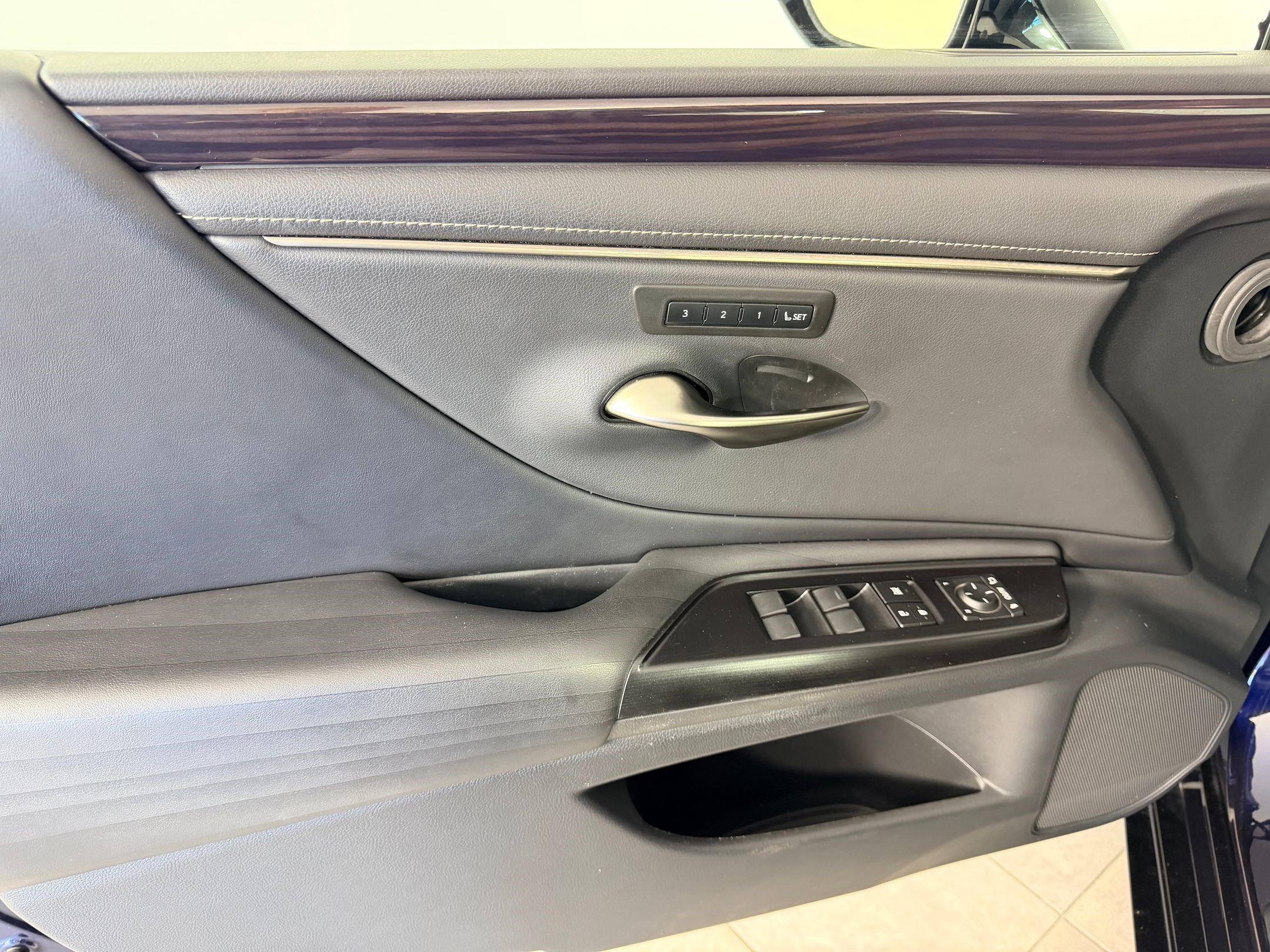 Used 2020 Lexus ES 300h w/ Luxury Package FWD image 12
