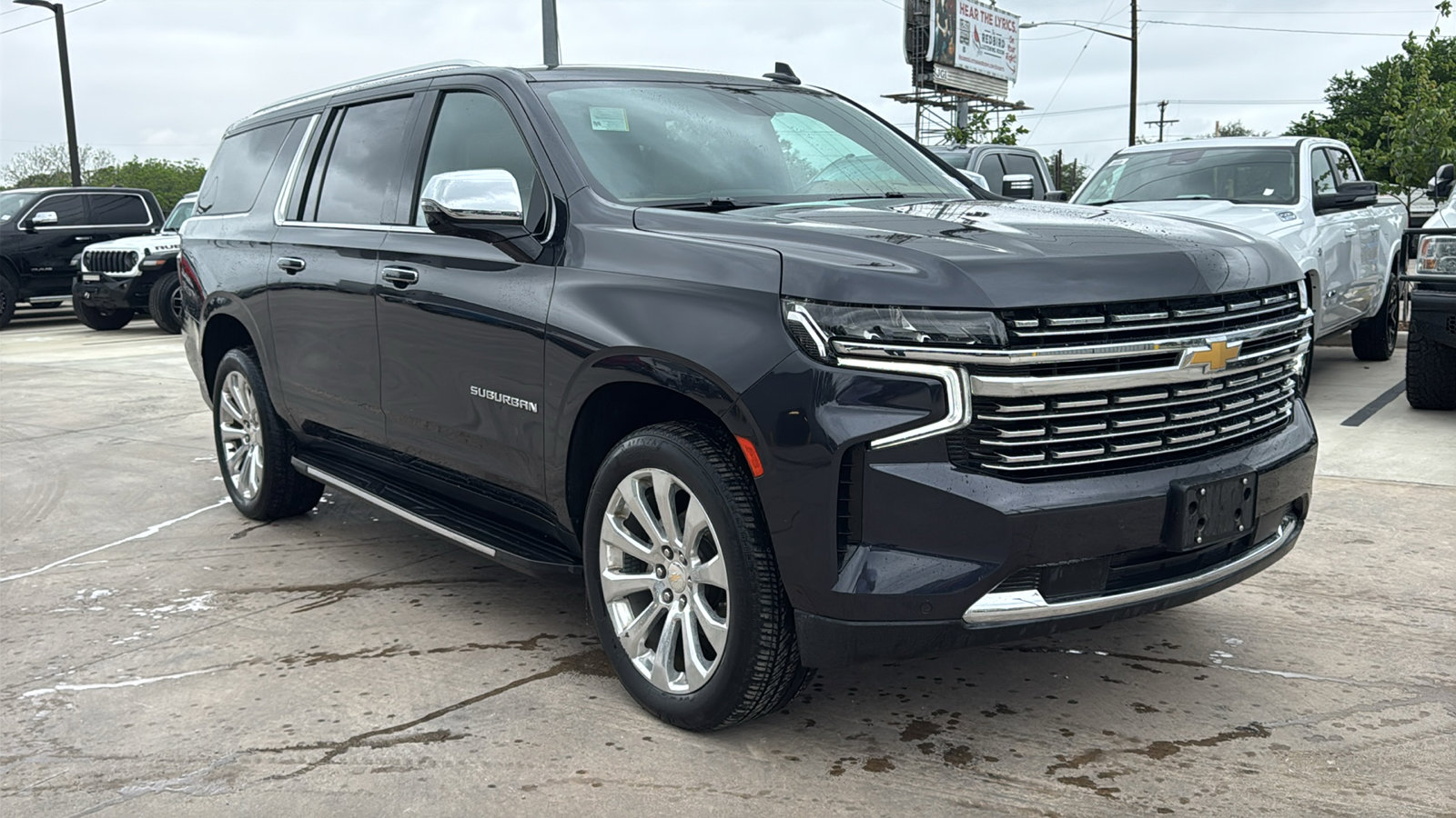 Used 2023 Chevrolet Suburban Premier w/ Premium Package 2 AWD/4WD image 3