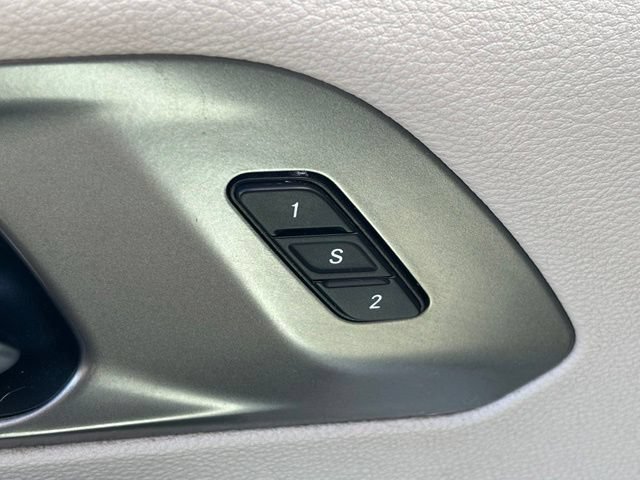 Used 2021 Chrysler Pacifica Touring-L FWD image 8