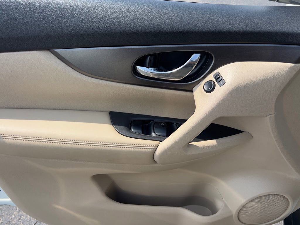Used 2016 Nissan Rogue SV w/ SV Premium Package FWD image 18