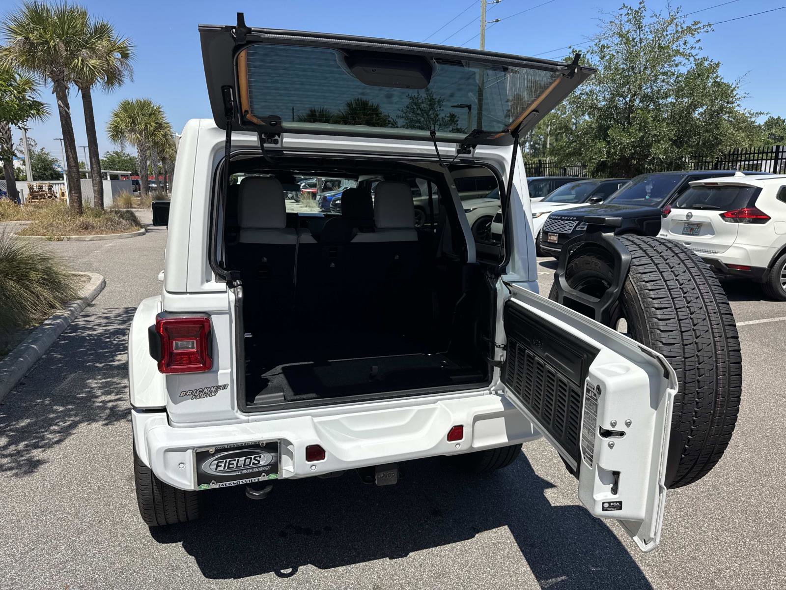 Used 2022 Jeep Wrangler Unlimited Sahara AWD/4WD image 11